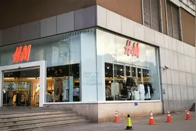 上海一H&M店门可罗雀！共青团中央点名H&M，污蔑造谣新疆棉可耻视频封面