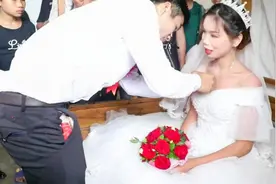 广东小伙接亲，新娘穿婚纱，新郎亲自给她戴结婚礼物，好幸福视频封面