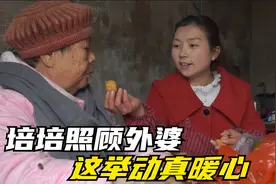 培培在家照顾受伤的外婆，做拿手的干锅鸭头，桌上这举动太暖心了视频封面