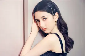 宋祖儿机场秀身材，超短裙配黑丝袜，抿嘴瞪眼全场心动！视频封面