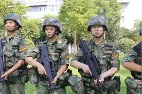 男朋友说也想看看我穿新军装的样子视频封面