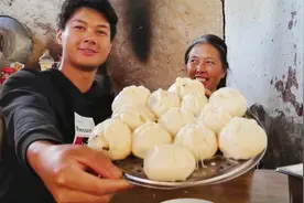 揉面四十分钟，蒸出满满一锅包子，家人吃完全部都好评！