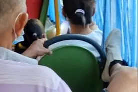 老人坐公交脚放前方座椅手蹭女子身体 目击者：坏得很 不敢制止视频封面