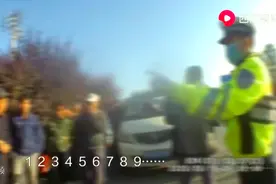 面包车超载被逮个正着，核载8人硬塞进13人，车内还都是老大爷视频封面
