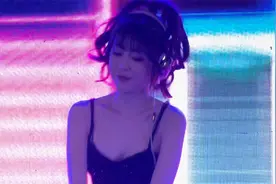 大连一DJ美女倾情表演，引来现场近千人围观！视频封面