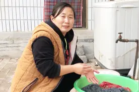 新买回来的衣服需要洗洗再穿吗？听3孩子的宝妈咋说，你觉得对吗视频封面