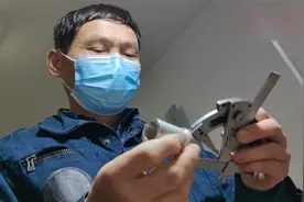 江苏老伯驾驶自制直升机飞上天被劝说视频封面