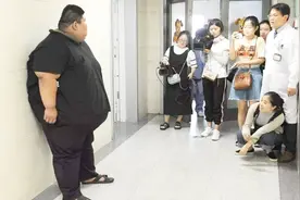 山东小伙号称“第一胖”，体重接近7百斤，如今成网红月入2万元视频封面