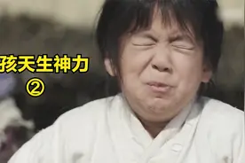 小孩天生神力，轻松掰断木头视频封面