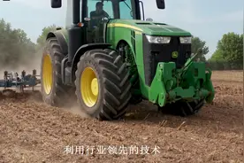 约翰迪尔8260R拖拉机。9升6缸发动机，260马力。@西瓜视频视频封面
