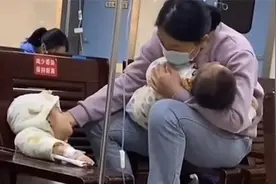 深夜里的医院，妈妈独自抱着两个孩子看病，这就是为母则刚啊！视频封面