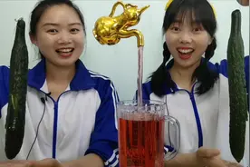 恶作剧：妹子表演悬浮黄瓜，闺蜜抢过就啃，掉“小蛇”吓一跳真逗视频封面