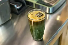 治愈系的咖啡，在家就可轻松自制的抹茶拿铁咖啡，绝不输星巴克！视频封面