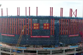 大连梭鱼湾专业足球场迎来主体结构全面封顶视频封面