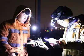 致敬！中国高铁为什么可以立硬币？凌晨检修给出了答案视频封面