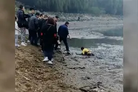 男孩下半身深陷淤泥无助求救 一群大哥轮番上前冒险施救视频封面