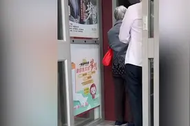 老奶奶操作ATM机不熟 银行职员一旁大吼“服务”视频封面