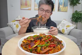 两斤牛杂一碗辣椒，炒个酸辣开胃的泡椒牛杂，下饭巴适惨了视频封面