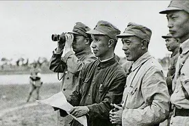 粟裕去前线，开国上将跟他比赛握手，结果输得心服口服视频封面