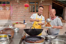 厨师长分享农家版“青椒肉丝”，一斤肉三种辣椒，一锅成菜就是香视频封面