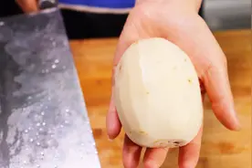 饭店都是这样切莲藕丝，难怪切得又细又均匀，还不学就亏了视频封面
