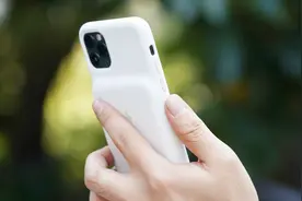 iPhone 11 智能手机壳上手：没相机键的充电宝不是好手机壳视频封面