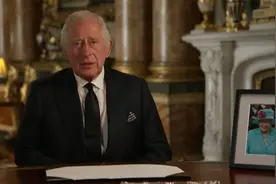 身旁摆放已故女王照片，英国国王查尔斯三世首次发表全国电视讲话视频封面