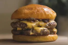超美味的双层芝士汉堡制作全过程，好治愈！视频封面