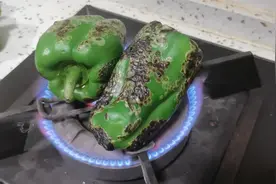 我家青椒从不炒着吃，灶炉一烤，比一锅炖肉都香，简单又家常视频封面