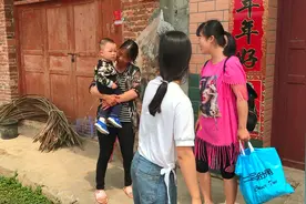 小希上怀化看大宝二宝，小宝挥手和妈妈告别，人生无常太多无奈视频封面