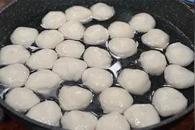 孩子爱吃鱼丸，不要出去买了，教你简单做法，个个Q弹爽滑无添加视频封面