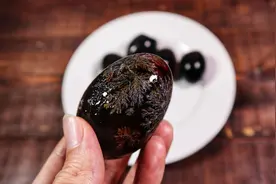 皮蛋黑点多，说明重金属含量超标？只要不超过1个标准，就放心吃视频封面
