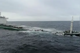 现场！俄媒称一艘中国货船在鞑靼海峡沉没 21名船员获救无人受伤视频封面