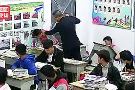 老师连续一分钟脚踹肘击学生  校方：违反纪律 多次提醒未改视频封面