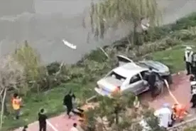 可惜！惠州一轿车失控坠入黄排河，两青年溺死于车内，水深6米视频封面