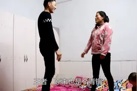 新床买回来了，俩闺女还不能在屋里睡，夫妻俩先在床上玩玩游戏视频封面