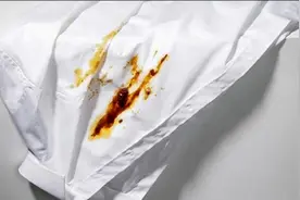 白衣服沾上油污万万别直接用水洗，教你一招，轻轻一搓立马变白净视频封面