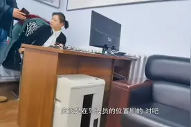真奇怪！公交车内没有乘客 司机为啥在连续刷卡视频封面
