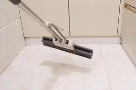 厨房地板怎么拖都不干净？走路总黏鞋！学学一招，地板干净不黏鞋视频封面