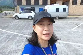 高速公路恢复收费，女司机在服务区驻车一晚，下高速收了多少钱？视频封面