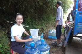 石缝里冒出来山泉水，养育着方圆上千口人，每天打水的人都要排队视频封面