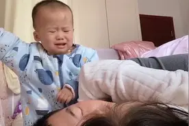 军人爸爸回家探亲和妈妈举止亲昵，14个月的儿子吃醋崩溃大哭视频封面
