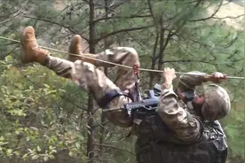 翻高崖跨峡谷！侦察兵砺剑山岳丛林，紧贴实战练精兵视频封面