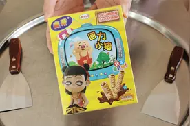 神奇好玩的炒冰淇淋！哪吒巧克力棒淋上酸奶狂剁，美味了100倍视频封面