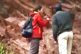 神秘生物袭击家畜偷蜂蜜，村民发现奇特脚印，专家：恐龙足迹化石视频封面