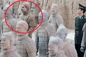 女游客参观兵马俑，忽然发现不对劲，有一个兵马俑居然动了？视频封面