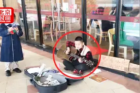 小学生弹琴“卖艺”为山区孩子筹款：想通过自己的方式献爱心视频封面