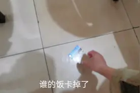 在云南大学食堂吃饭，捡到学生饭卡，应该交给谁呢？视频封面