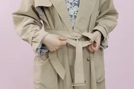 女孩教你6个时尚的蝴蝶结系法，风衣腰带打结一点不难，好显瘦呀