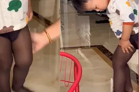 2岁萌娃偷偷试穿黑丝袜，勒到全身喘不上气妈妈笑哭：认成保暖裤视频封面